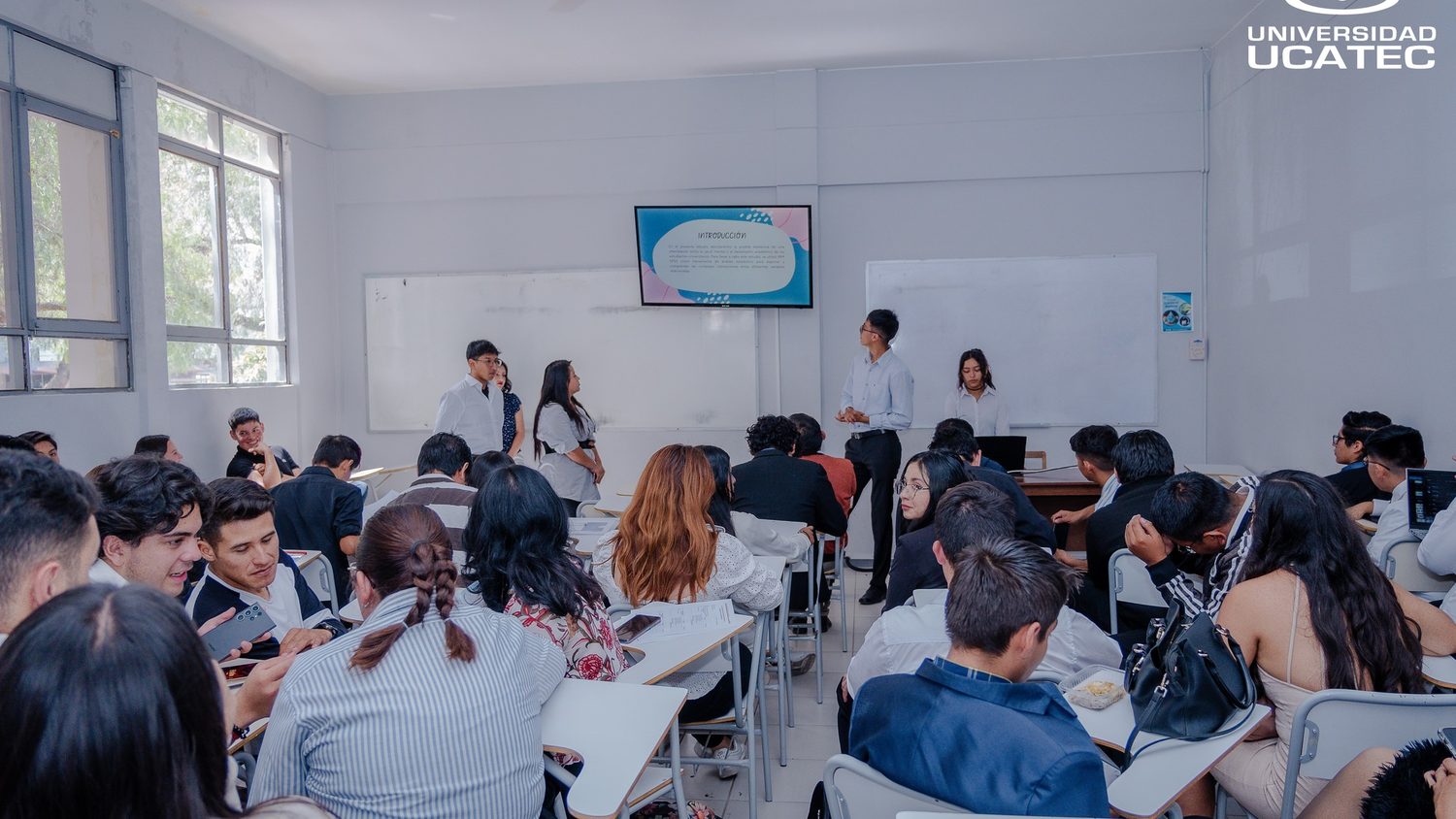 Estudiantes de Administración de UCATEC presentando un proyecto