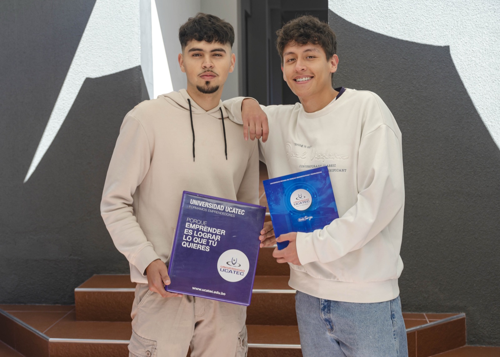 Estudiantes de UCATEC Tarija con material de emprendimiento