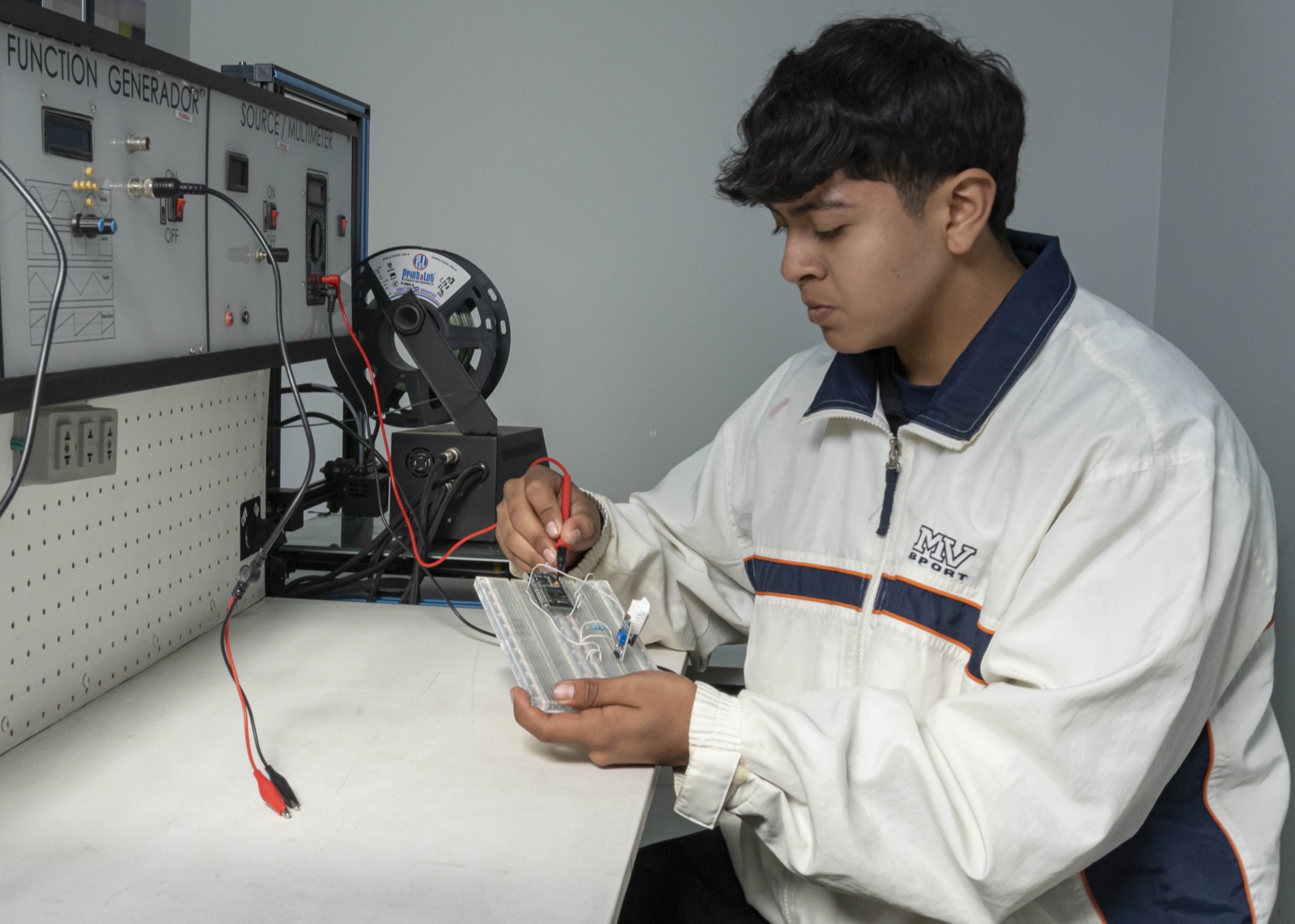 Estudiante de Sistemas UCATEC Tarija en laboratorio de electrónica