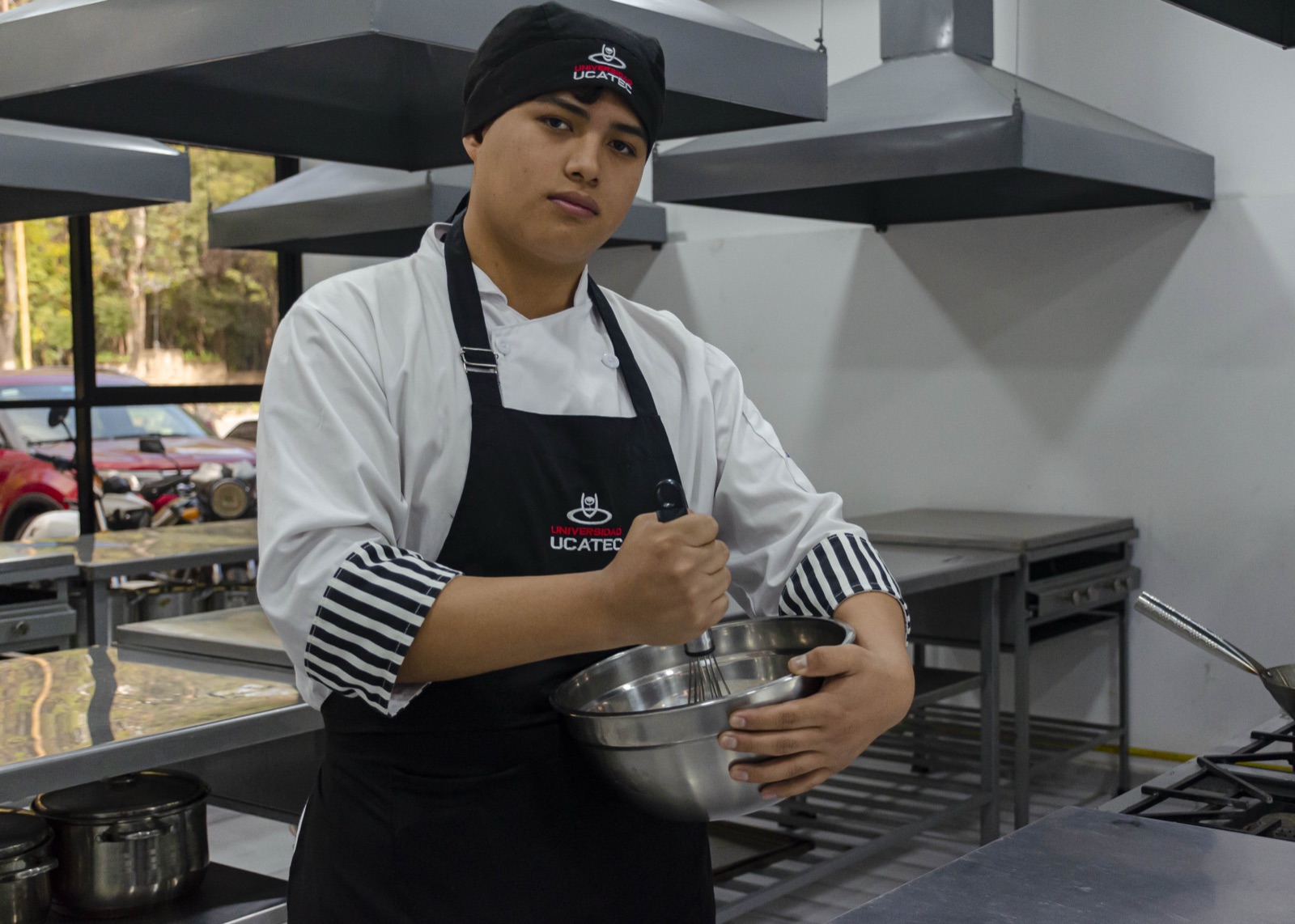 Estudiante de Gastronomía UCATEC Tarija en la cocina profesional