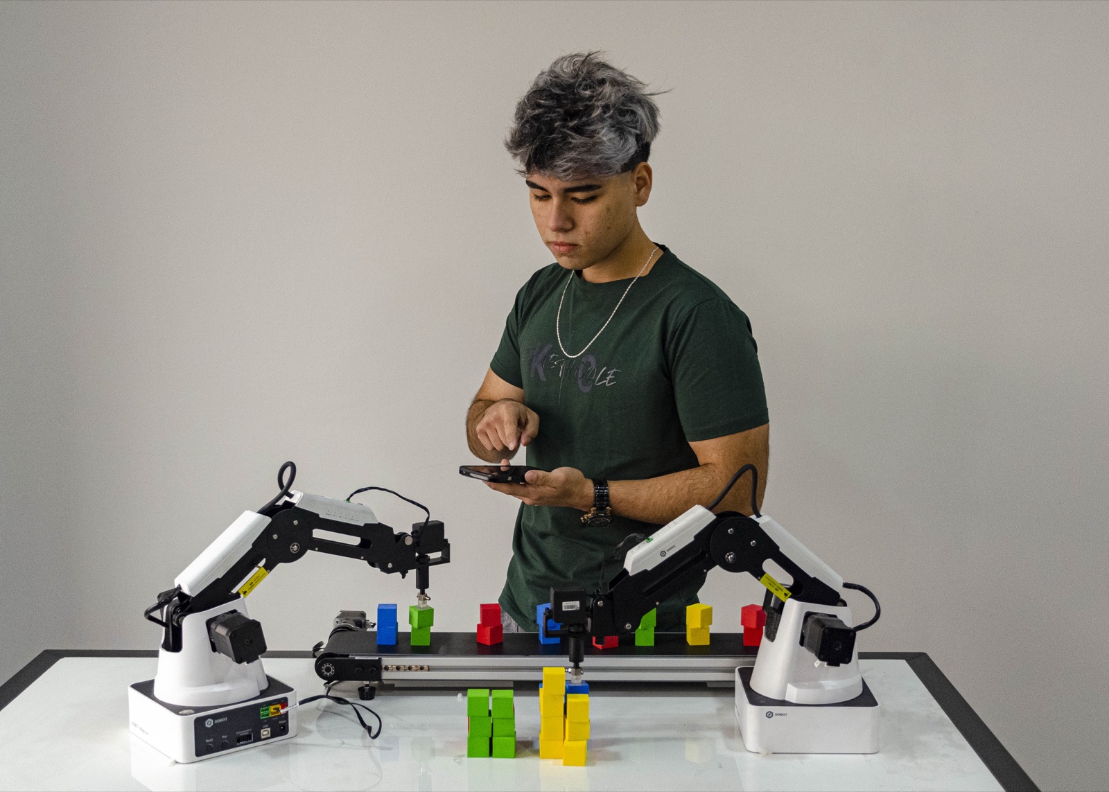 Estudiante de Mecatrónica UCATEC Tarija operando brazos robóticos