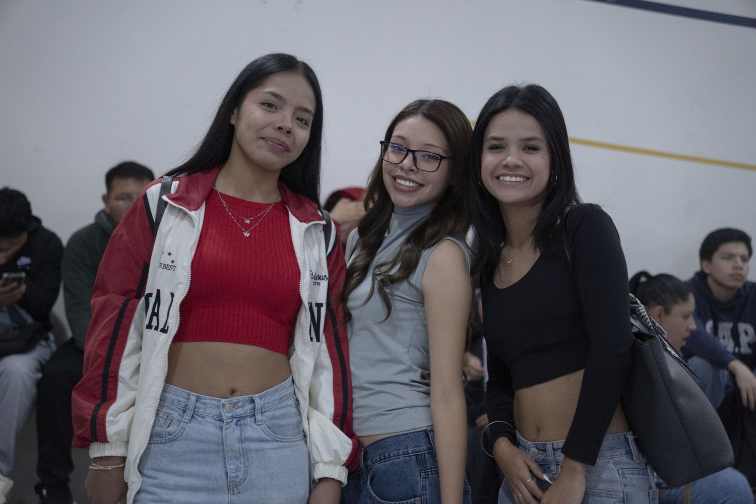 Estudiantes de UCATEC sonriendo en el campus
