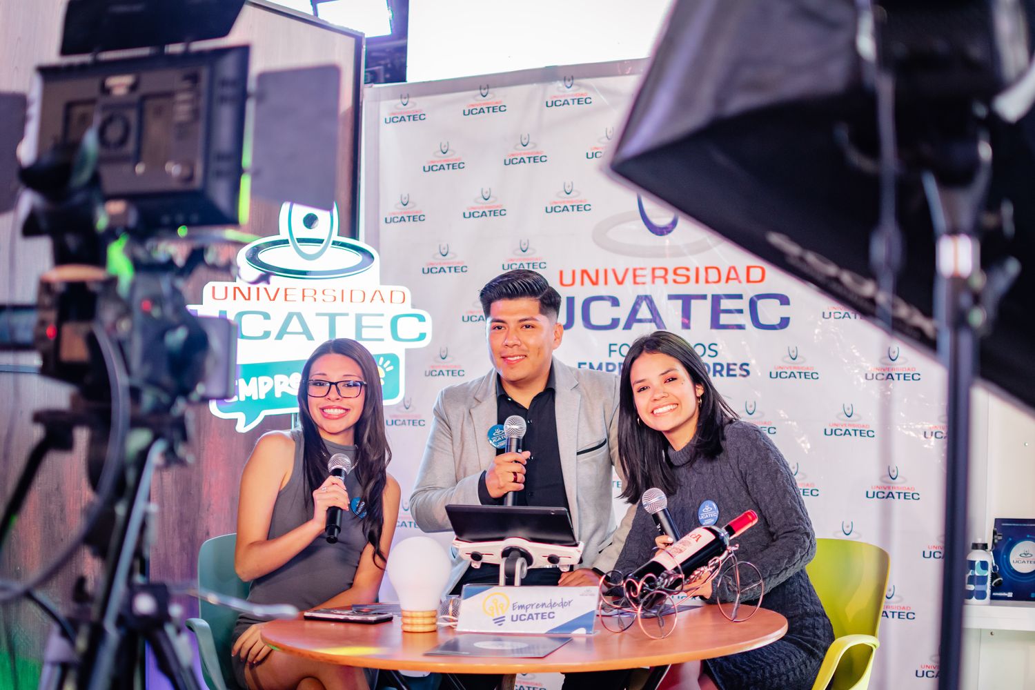 Estudiantes de Comunicación de UCATEC en un set de televisión con micrófonos