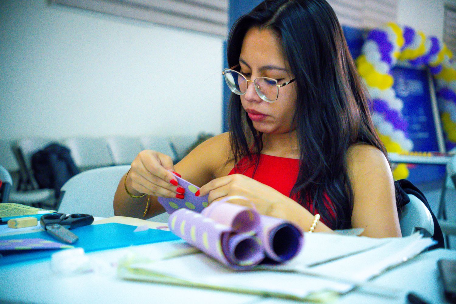 Estudiante de UCATEC trabajando concentrada en clase