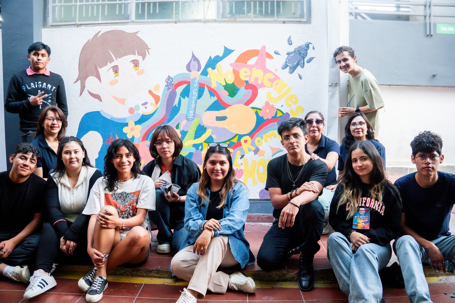 Estudiantes de Diseño de UCATEC frente a un mural que pintaron