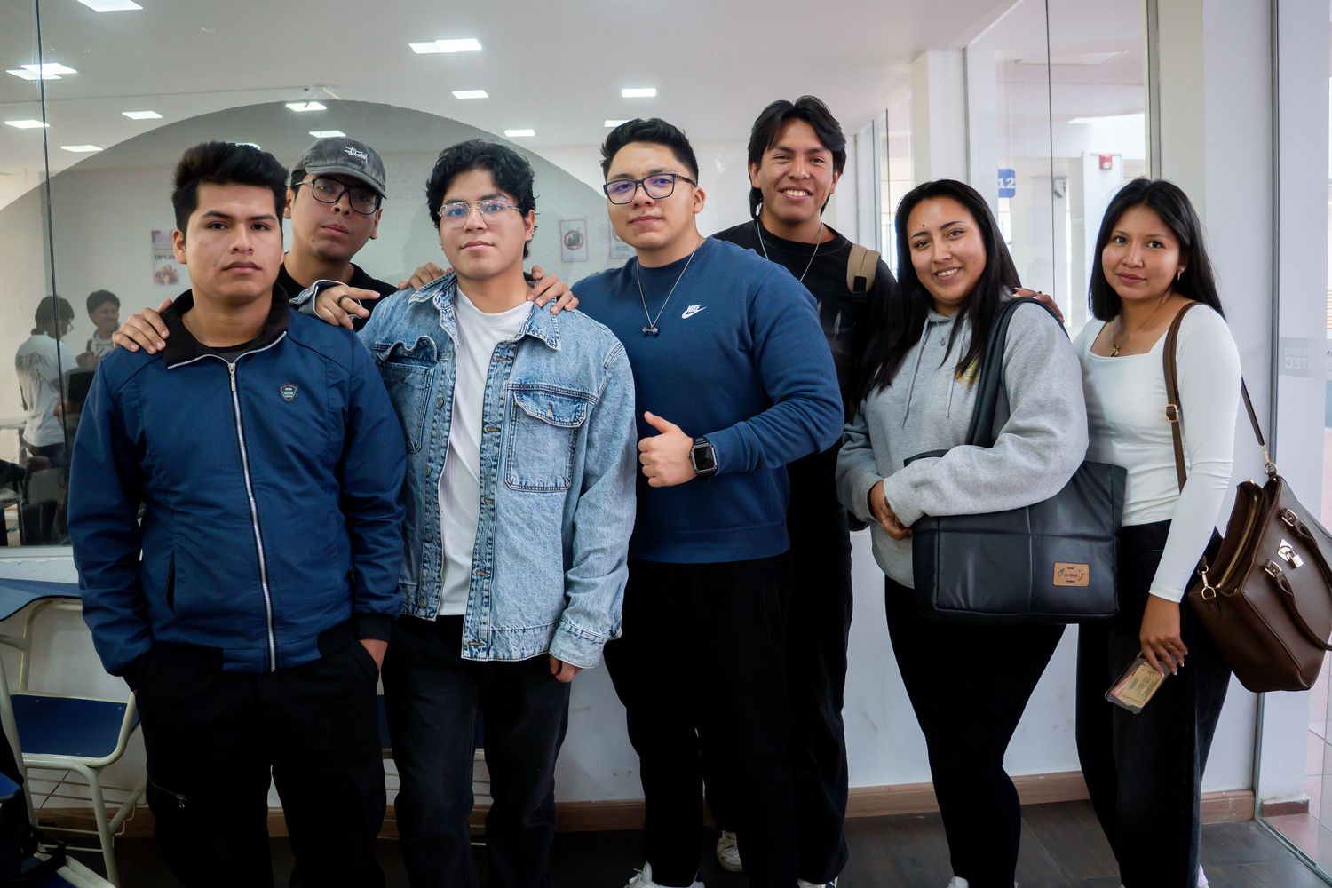 Estudiantes de UCATEC en grupo dentro del campus